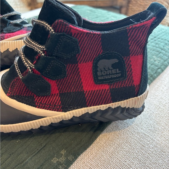 New Sorel Red and Black Plaid Waterproof Ankle Boots - Picture 2 of 8